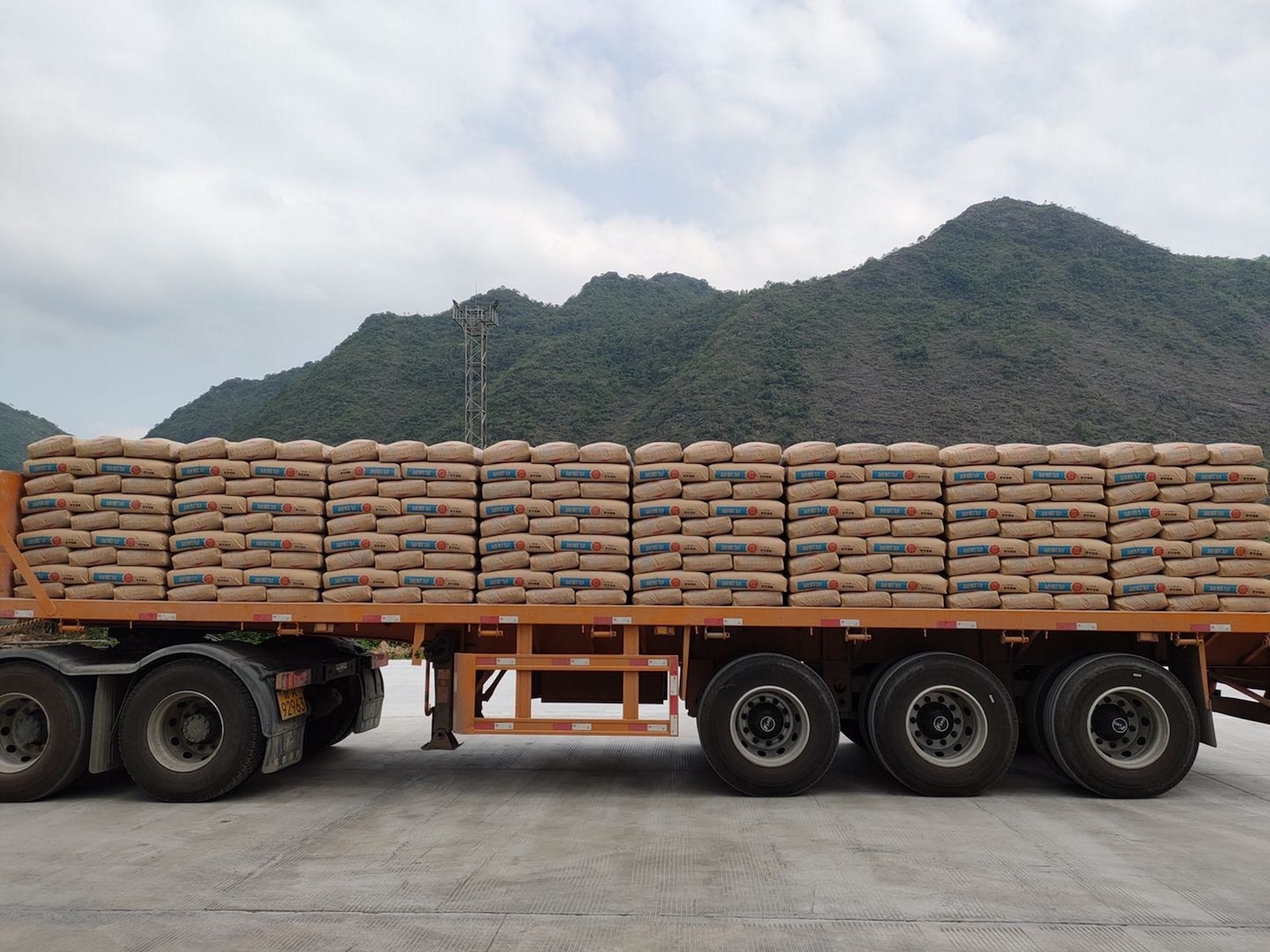 水泥制造商INSEE越南委托BEUMER集团提供全自动卡车装载系统